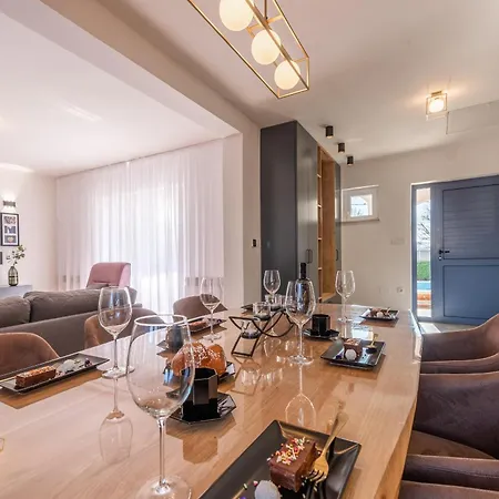 Niko With Heated Pool Villa