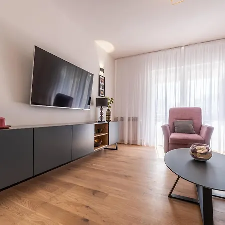 Niko With Heated Pool 빌라 *