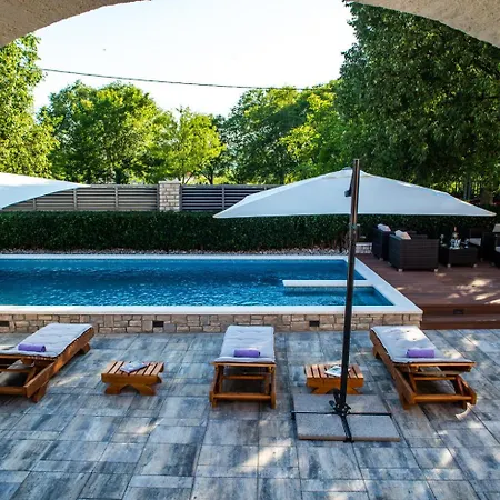 Villa Niko With Heated Pool Pridraga